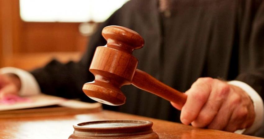 Hastaneden kaçıp kız kardeşini öldüren şizofreni hastası sanık, hakim karşısında