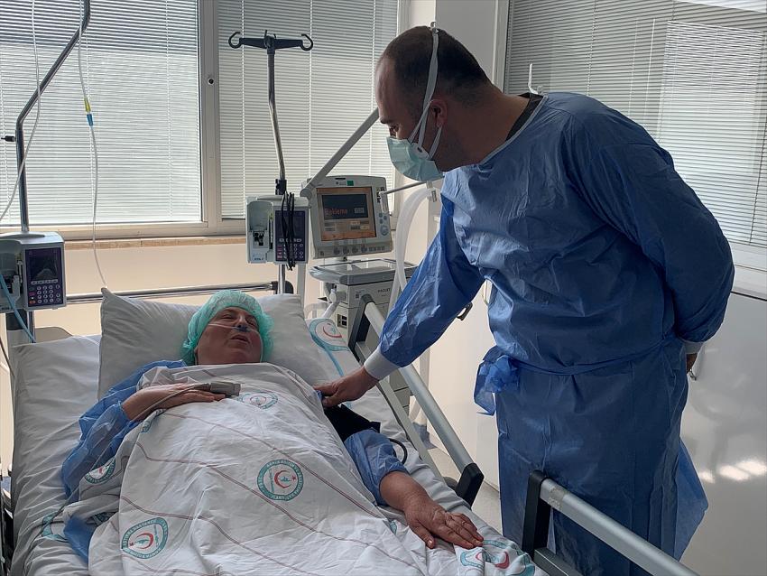 Hemşire oğlunun ısrarına rağmen aşı olmayan Kovid-19 hastası 