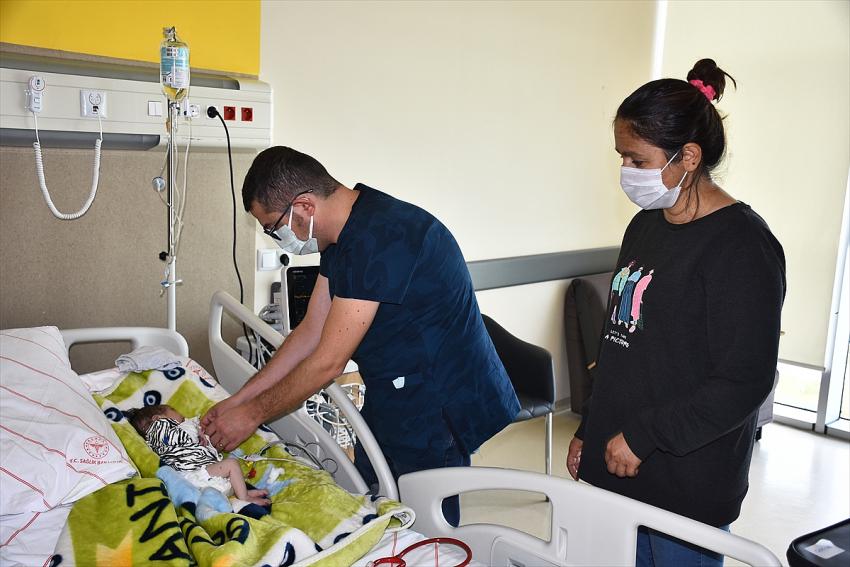  Kalpten çıkan iki ana damarı ters olarak doğan bebek, 53 günlük yaşam savaşını kazandı