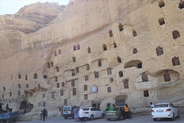 Karaman'ın tarihi Taşkale Tahıl Ambarları ziyaretçi akınına uğruyor