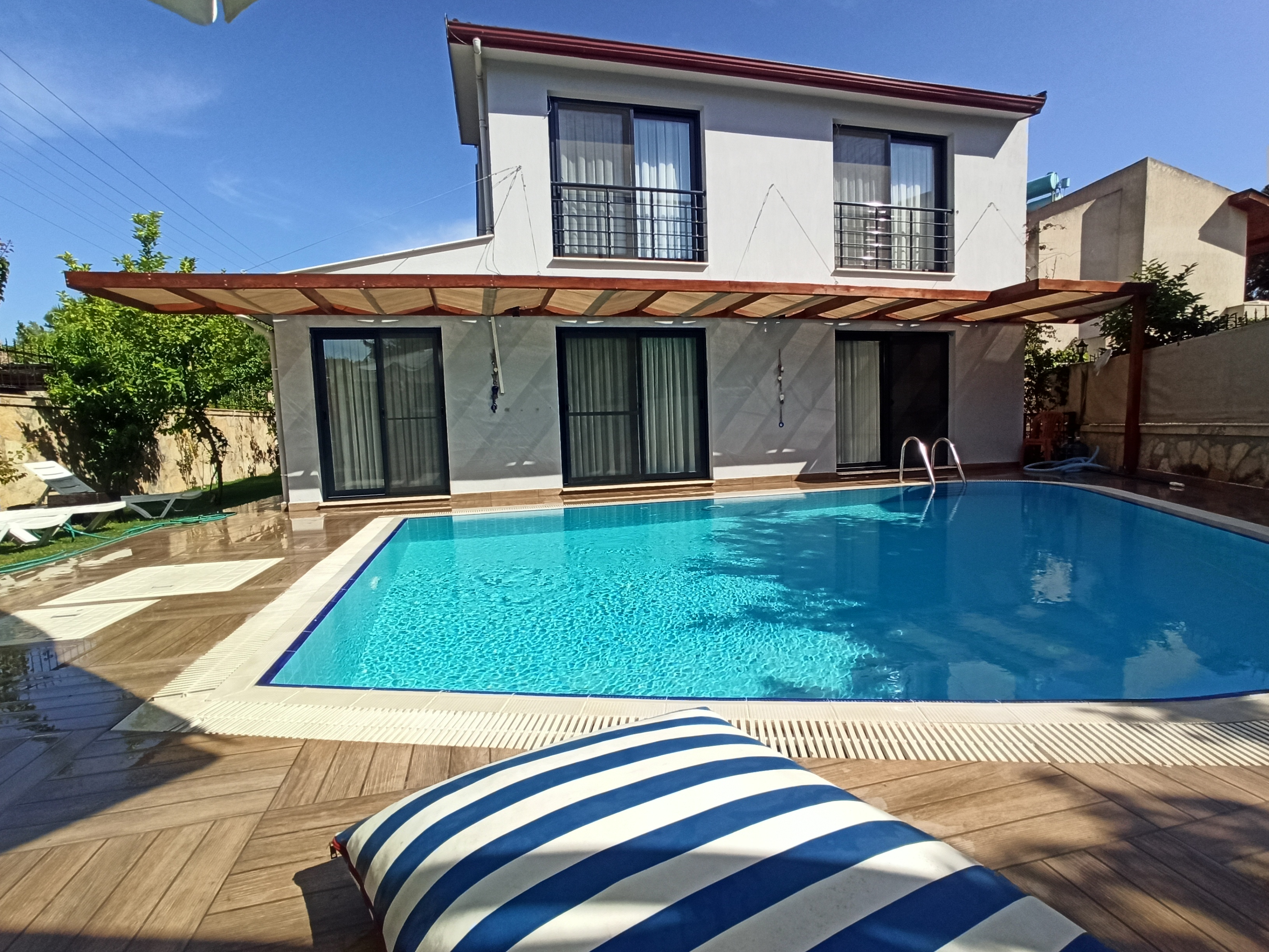 Kiralık villalarımızda yerinden yönetim hizmetiyle ayrıcalıklı bir tatil yaşayın.