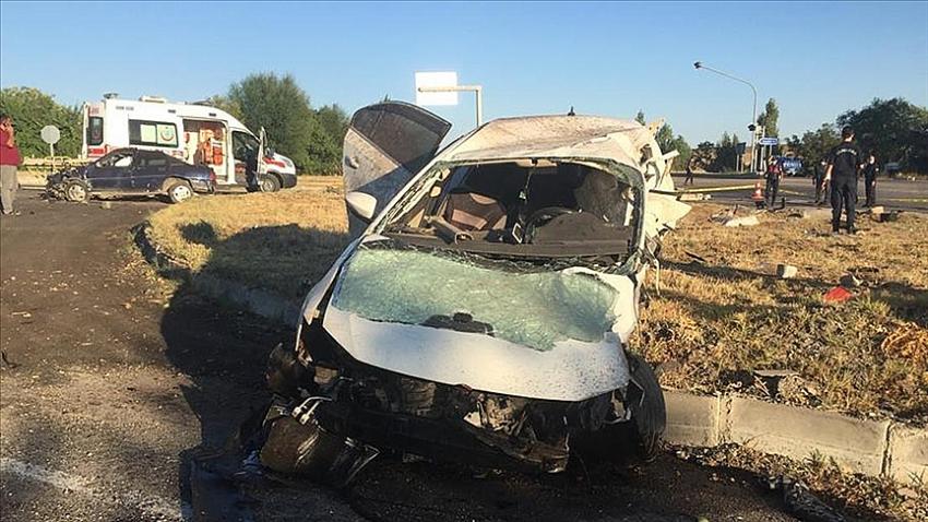 Kırıkkale'de iki otomobil çarpıştı: 6 ölü