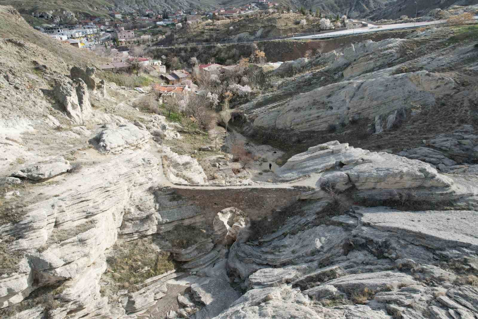 Konya'da 5 bin yıllık mahallede ürküten köprü