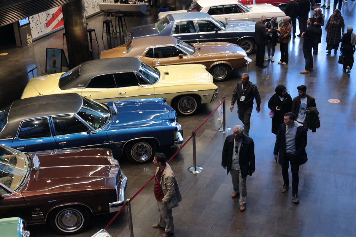 Konya'da açılan klasik otomobil sergisi ziyaretçilerini bekliyor