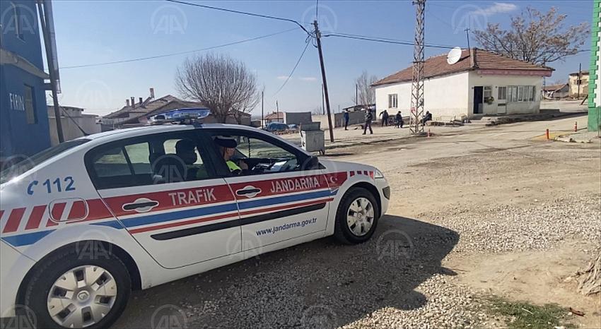 Konya'da jandarma ekipleri megafondan maske ve sosyal mesafe uyarısı yaptı