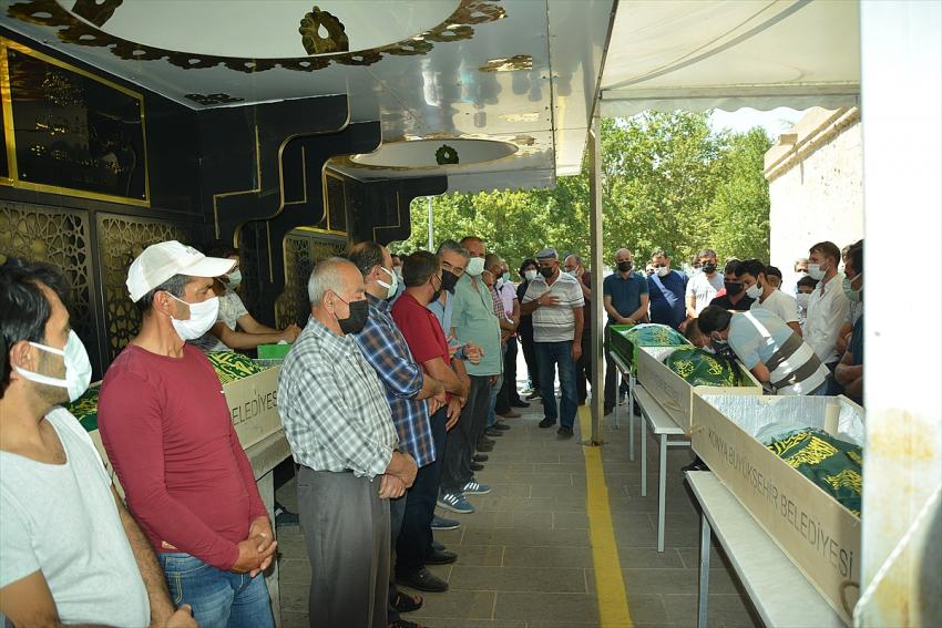 Konya'da kamyonetin tırla çarpıştığı kazada ölen aynı aileden 6 kişi Kayseri'de toprağa verildi