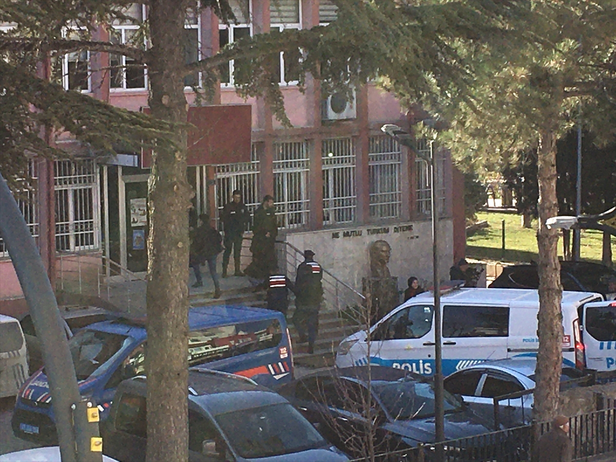 Konya'da hırsızlık zanlısının yakınları adliyede polisi tehdit etti