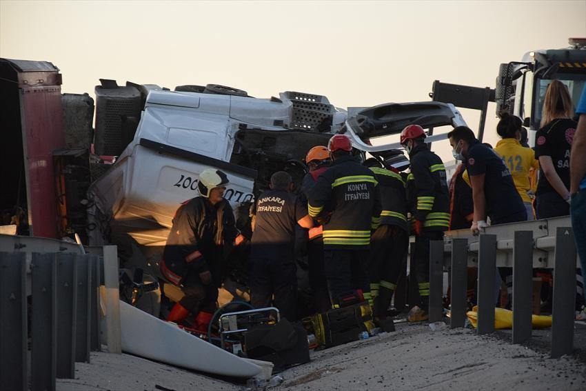 Konya'da tır bariyerlere çarparak devrildi: 1 ölü, 1 yaralı