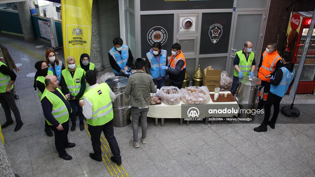 Konya'da yoğun kar nedeniyle otogarda bekleyen yolculara yemek ikramı yapıldı