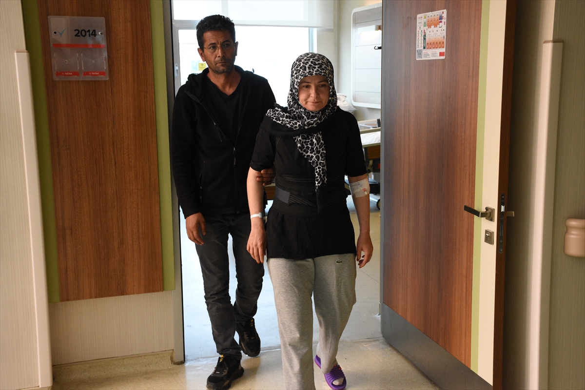 KONYA - Felçli hasta, tekerlekli sandalyeyle geldiği hastaneden yürüyerek çıktı