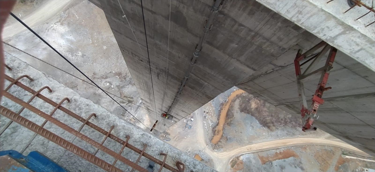 KONYADA Viyadük inşaatında 7 saat havada asılı kalan işçileri itfaiye kurtardı