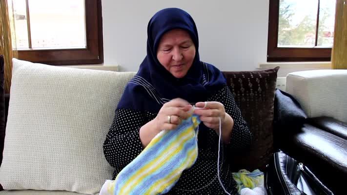 Konyalı annelerin ördüğü atkı ve bereler gönülleri ısıtıyor