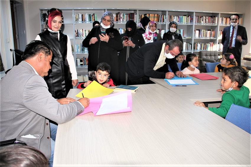  Kütüphanede çocuk-yazar buluşması etkinliği