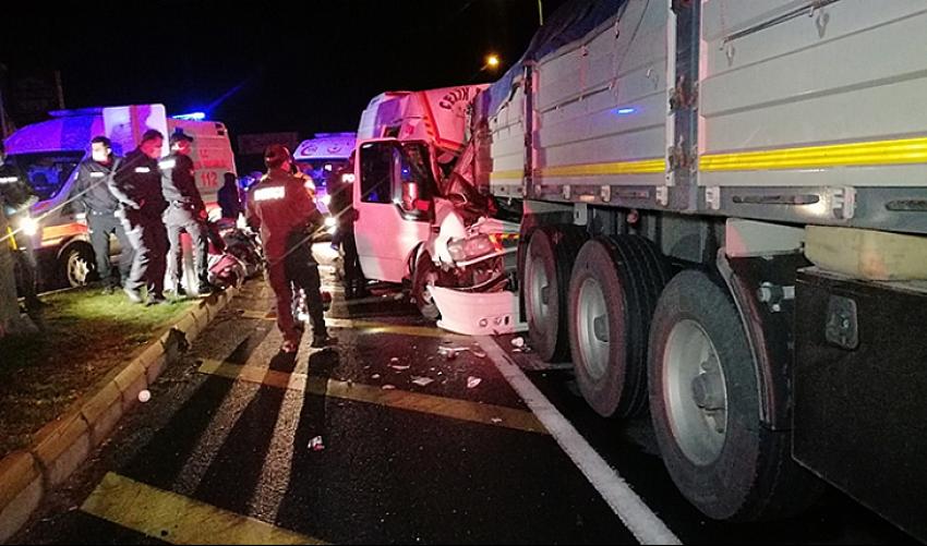 Mevsimlik işçileri taşıyan minibüs tırla çarpıştı: 17 yaralı