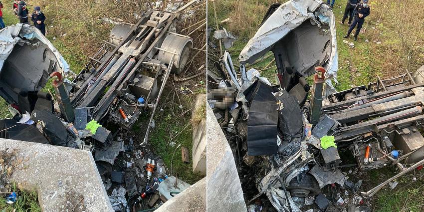Sakarya'da Feci kaza! Bariyerlere çarpan kamyon devrildi: 2 ölü