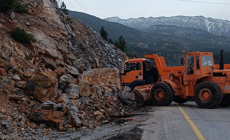 Seydişehir Antalya yolundaki heyelan kaldırıldı.