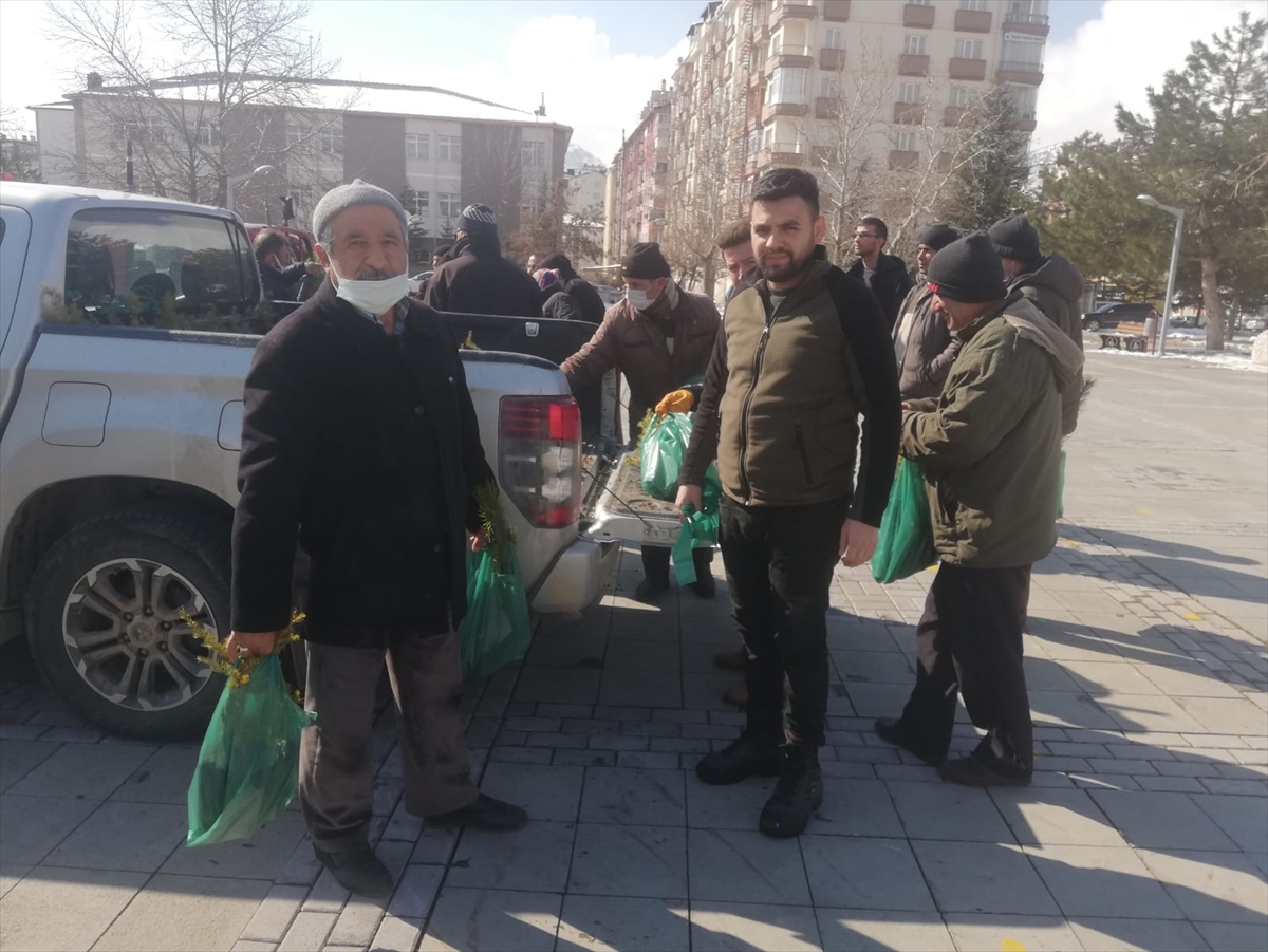 Seydişehir'de 3 bin karaçam ve sedir fidanı dağıtıldı
