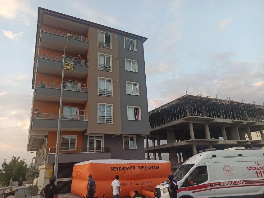 Seydişehir de Kapıyı kıran polis cama çıkan kadını son anda kurtardı