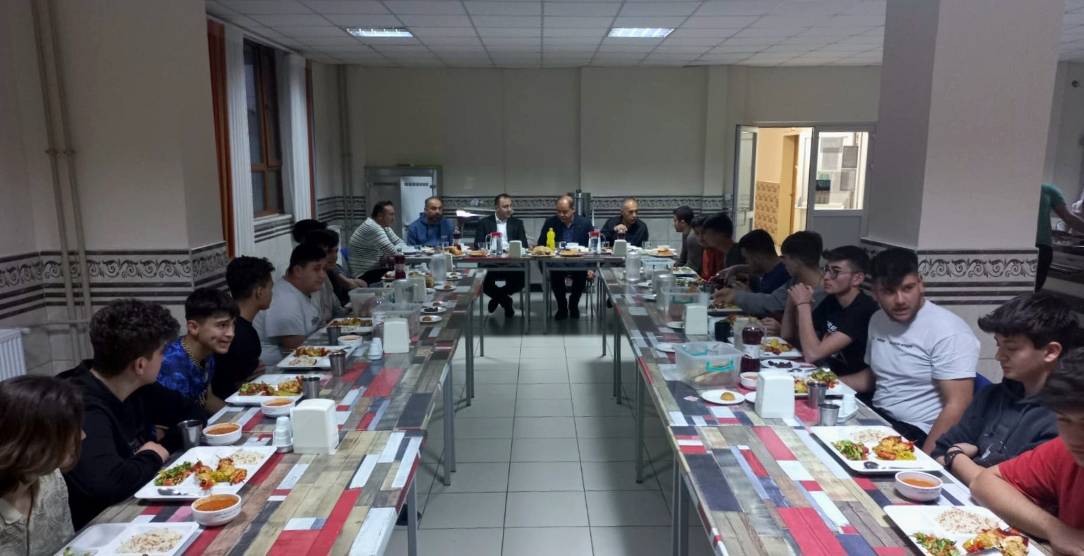 Seydişehir Kaymakamı Cevdet Bakkal öğrencilerle iftarda buluştu