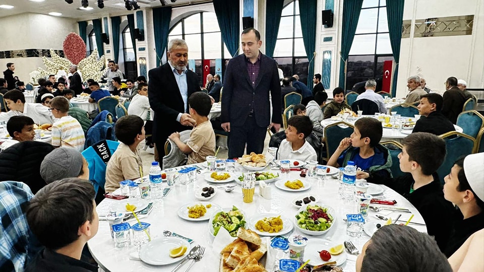 SEYDİŞEHİRDE HAFIZLARA VE GENÇLERE İFTAR PROGRAMI