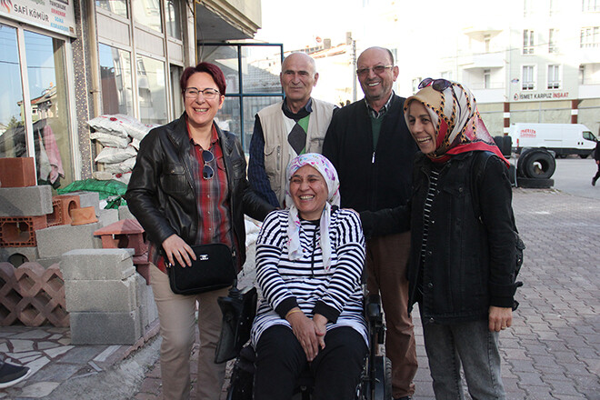 SEYDİŞEHİRDE MS hastası Ayşe Özmen’in akülü araç sevinci