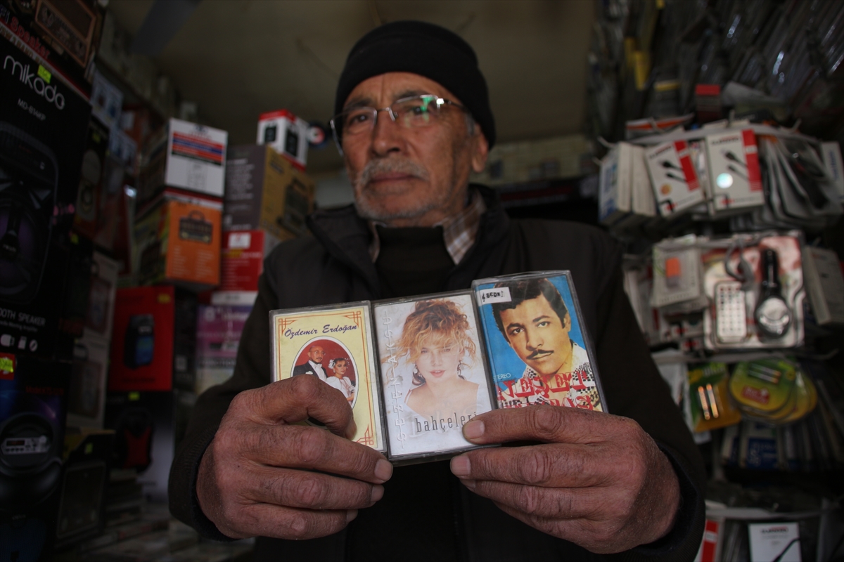 Tarihi çarşıda kasetçiliği yarım asırdır sevgiyle sürdürüyor