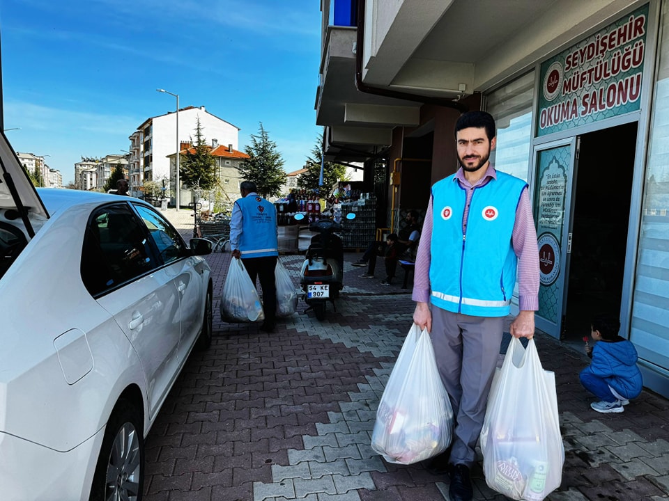 TÜRKİYE DİYANET VAKFI HAYIRSEVERLERİMİZLE İHTİYAÇ SAHİPLERİ ARASINDA İYİLİK KÖPRÜSÜ