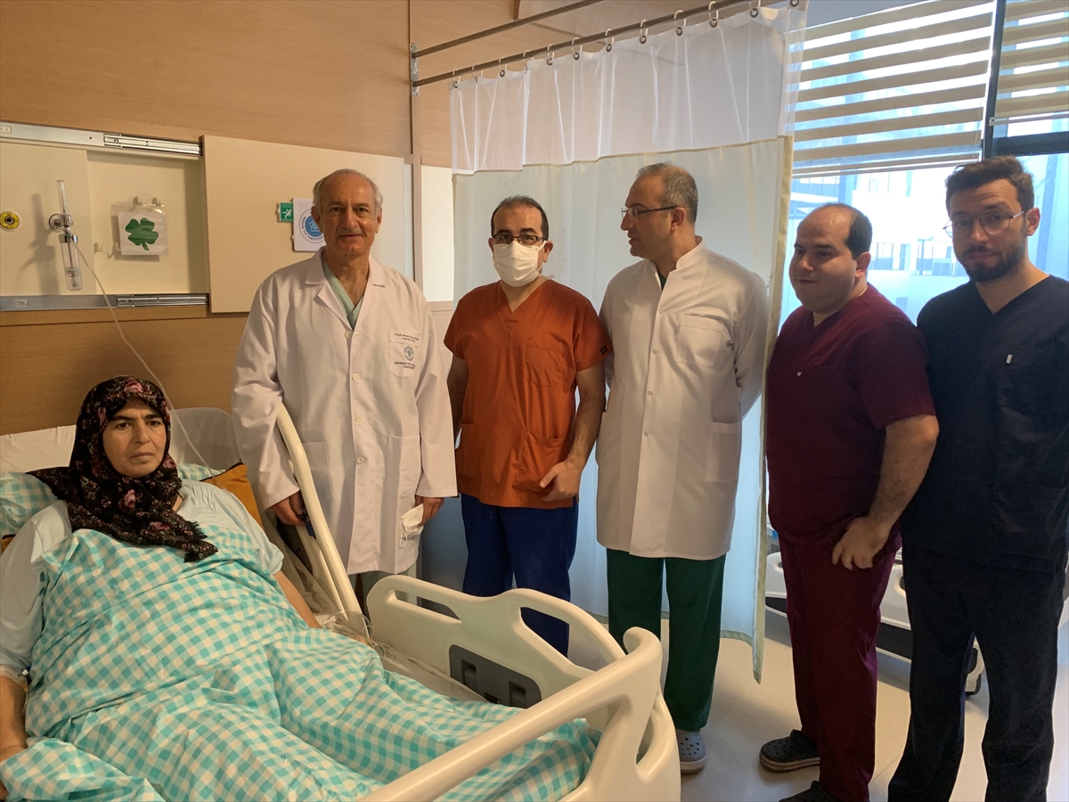 Üşüttüğü için karnının şiştiğini düşünen hastadan 12 kilogram tümör çıkarıldı