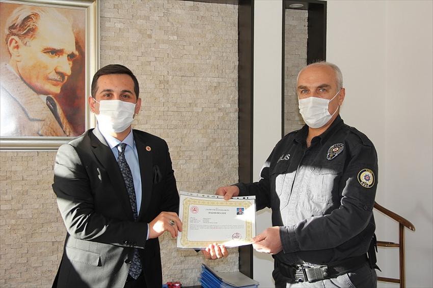 Yalıhüyük Kaymakamı Şahin'den polislere başarı belgesi