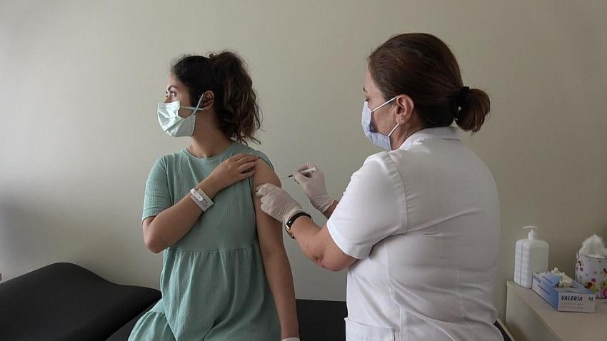 Yeni dönem başladı! 5 soruda 50 yaş üstü ve sağlık çalışanlarının 'üçüncü doz' aşılama süreci