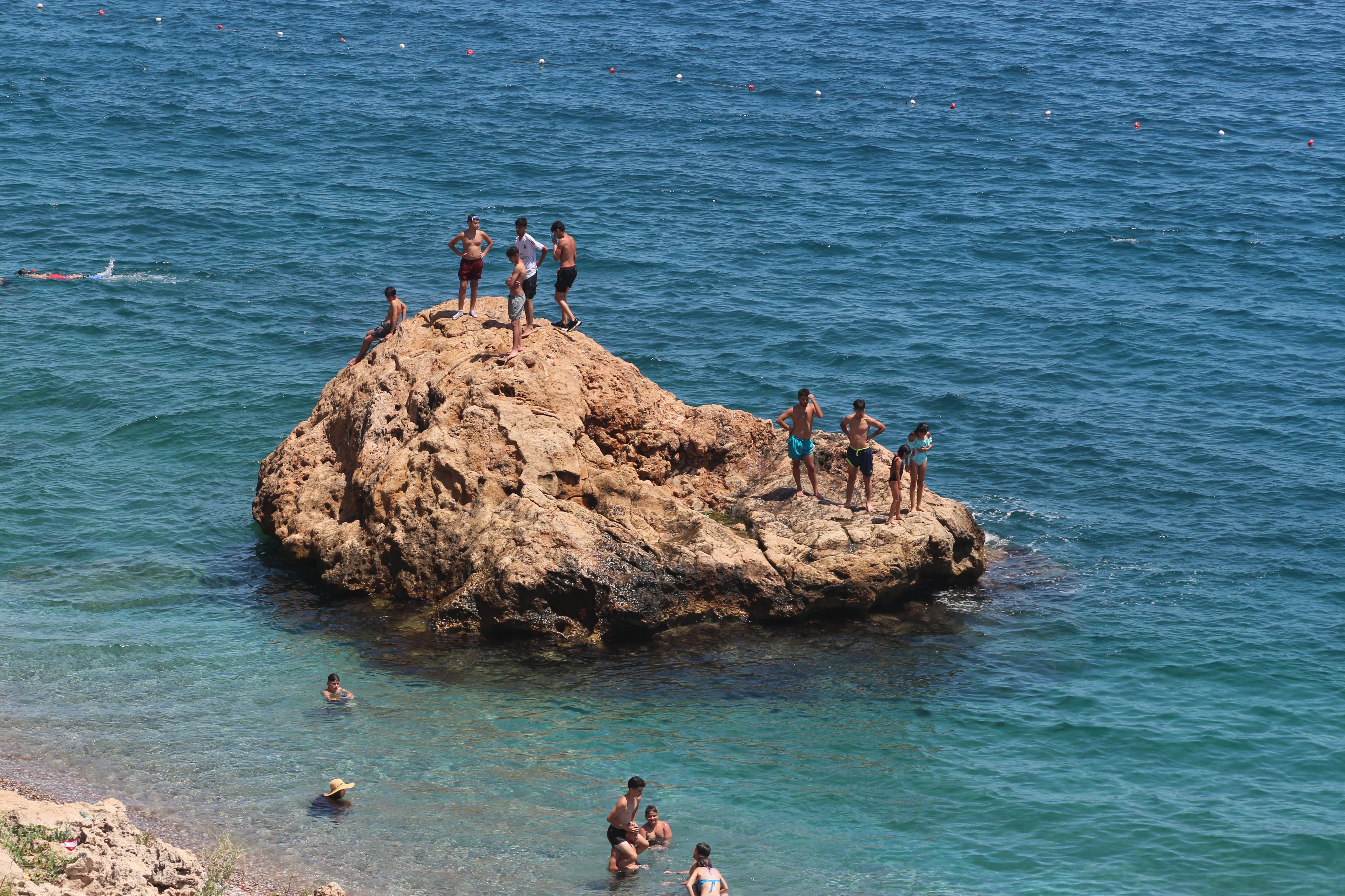 Antalya'da sıcaklık 43 dereceyi buldu, Konyaaltı Sahili doldu - Görsel 2