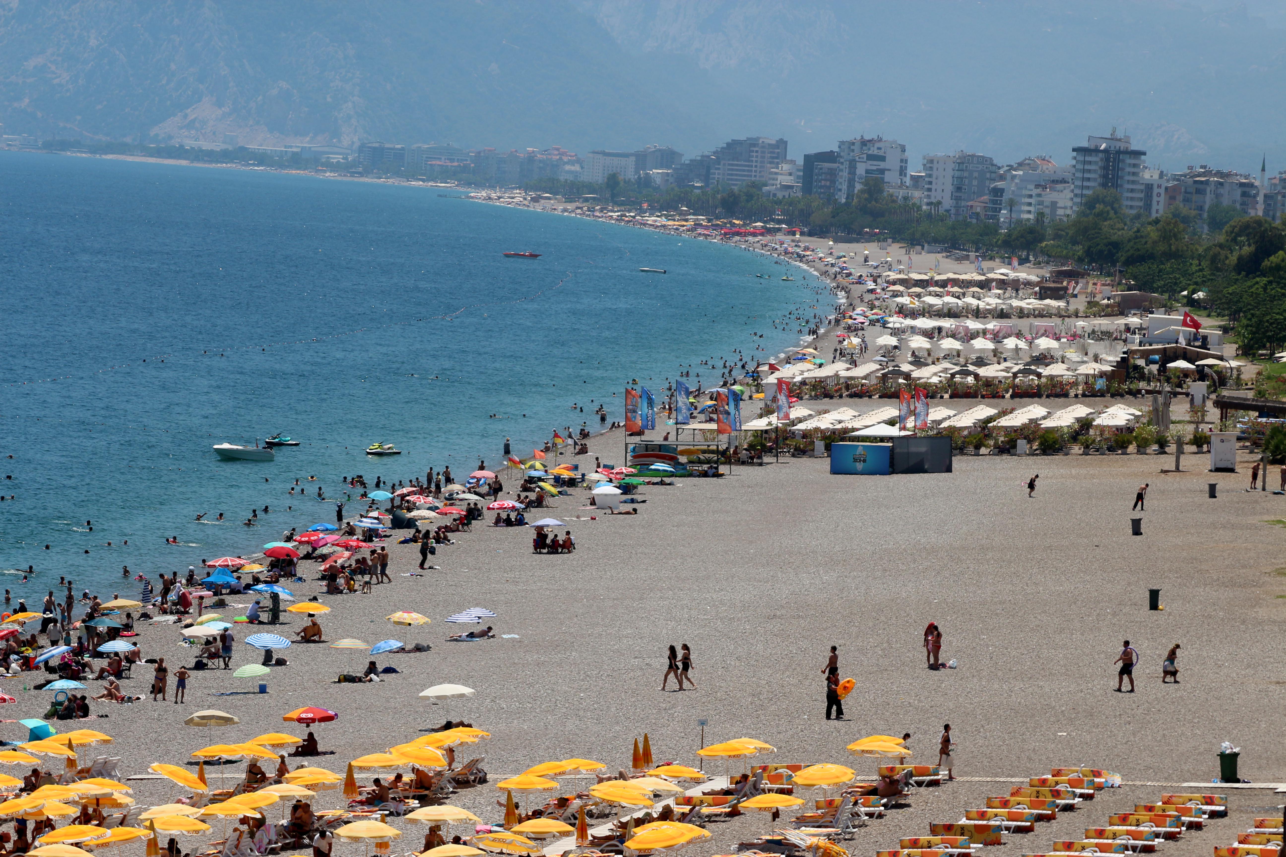 Antalya'da sıcaklık 43 dereceyi buldu, Konyaaltı Sahili doldu - Görsel 3