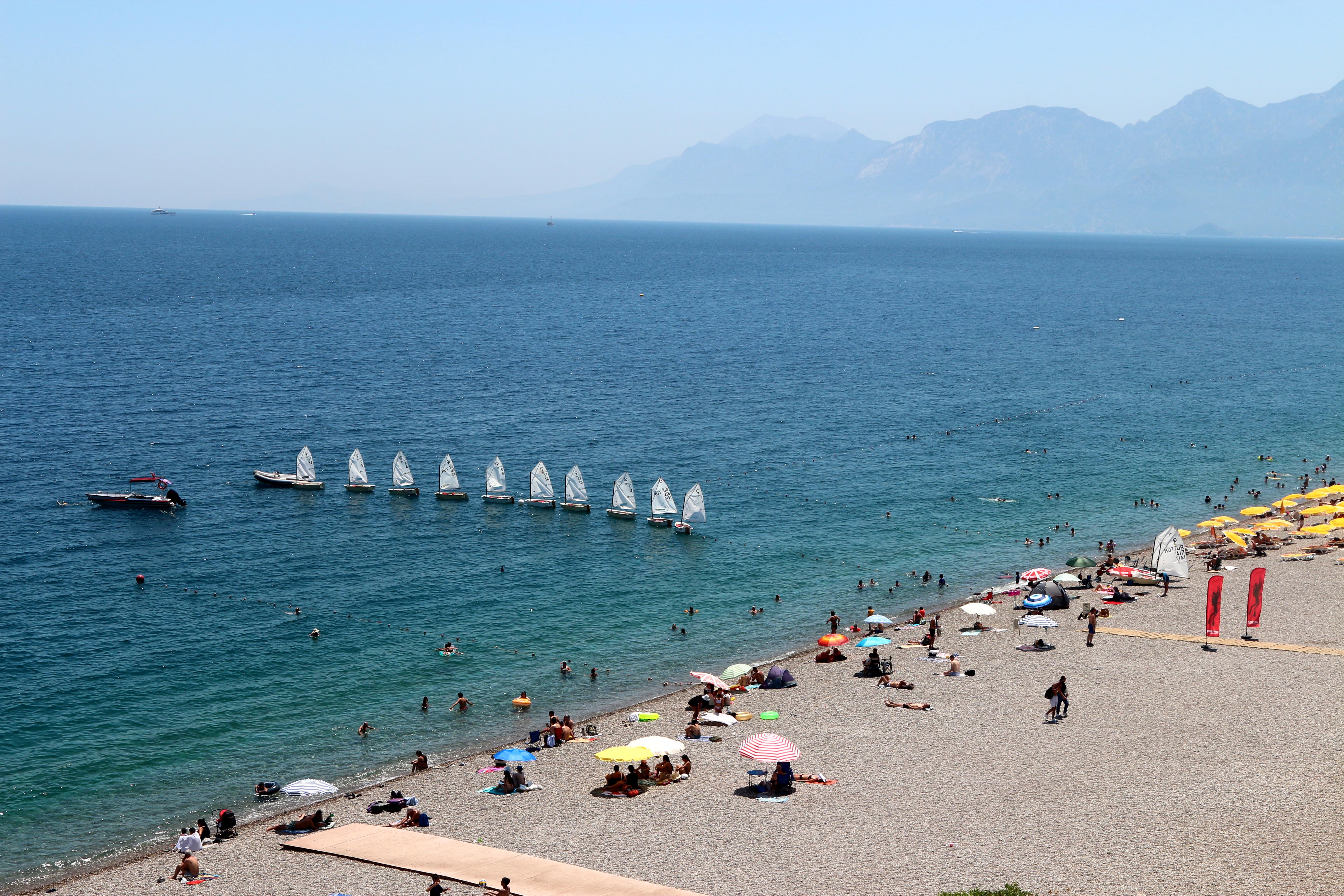 Antalya'da sıcaklık 43 dereceyi buldu, Konyaaltı Sahili doldu - Görsel 4