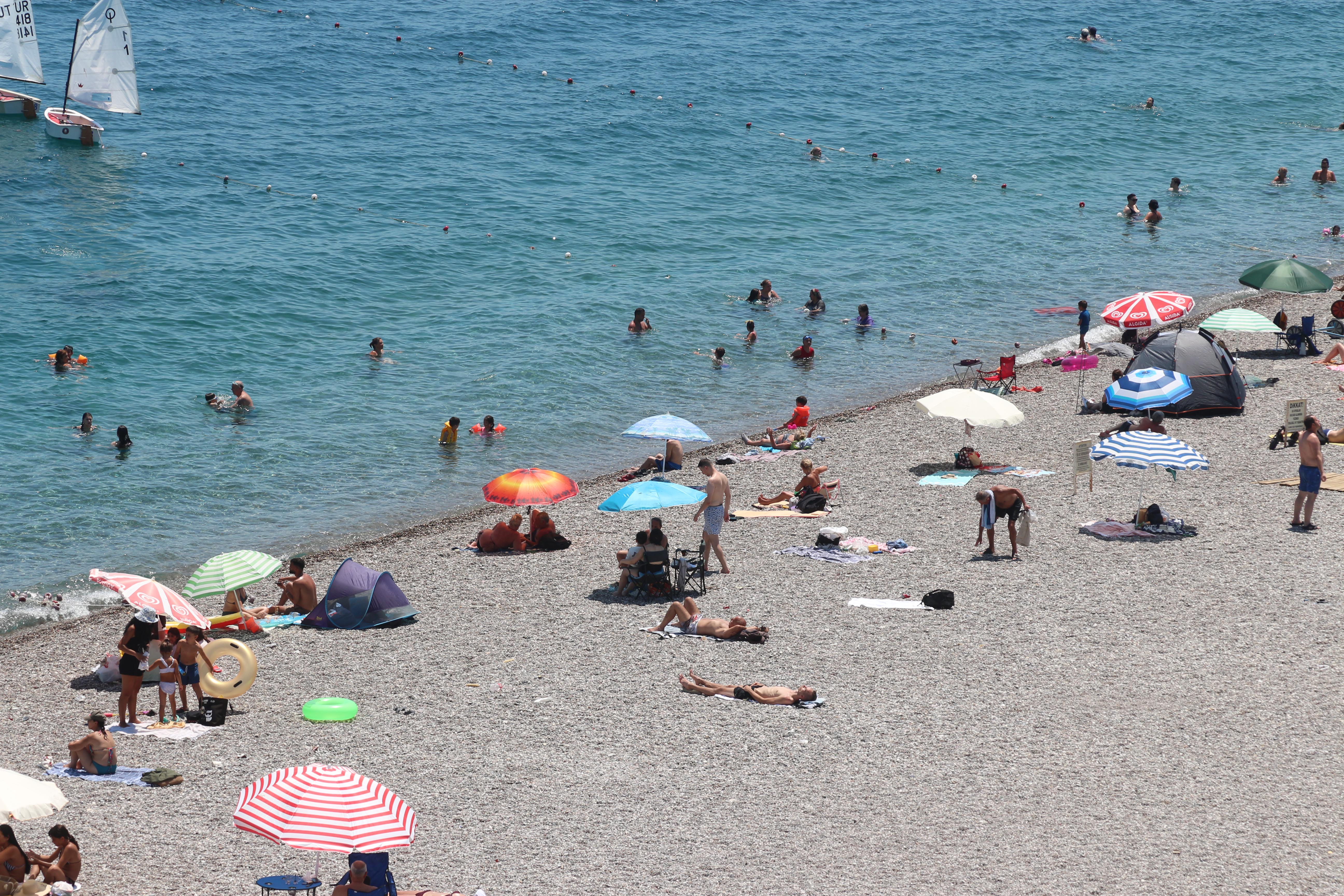 Antalya'da sıcaklık 43 dereceyi buldu, Konyaaltı Sahili doldu - Görsel 5