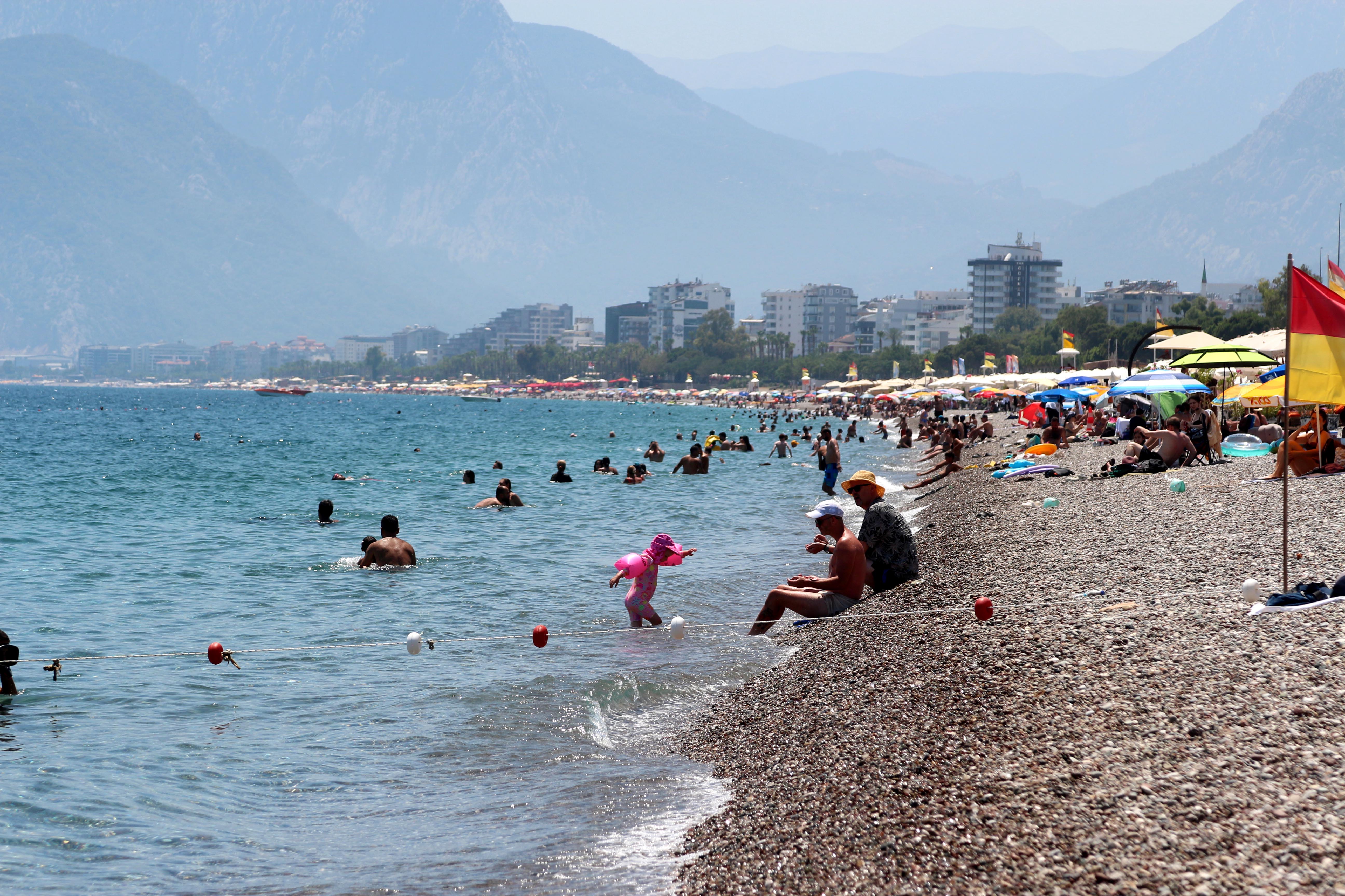 Antalya'da sıcaklık 43 dereceyi buldu, Konyaaltı Sahili doldu - Görsel 6