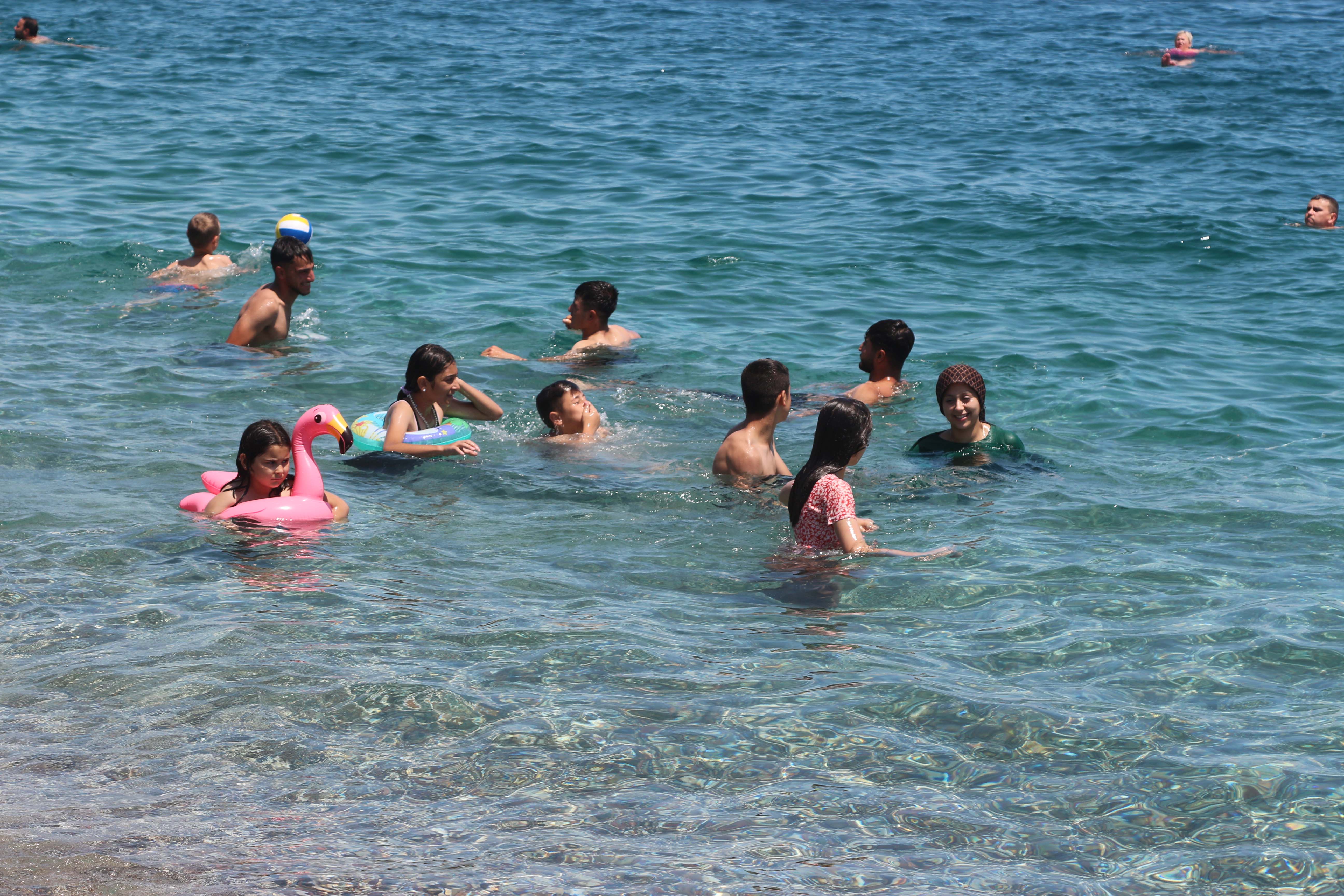 Antalya'da sıcaklık 43 dereceyi buldu, Konyaaltı Sahili doldu - Görsel 7