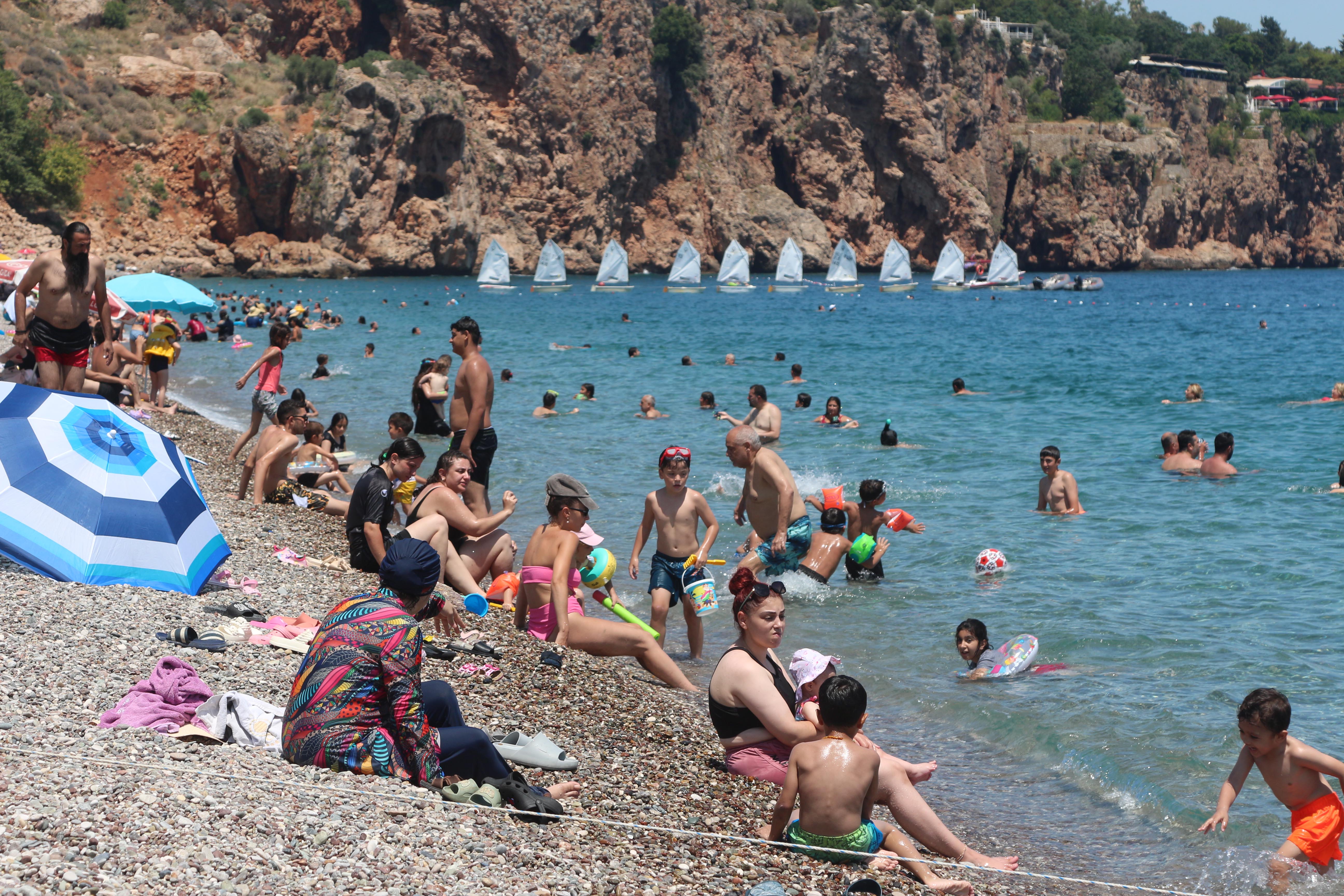 Antalya'da sıcaklık 43 dereceyi buldu, Konyaaltı Sahili doldu - Görsel 8