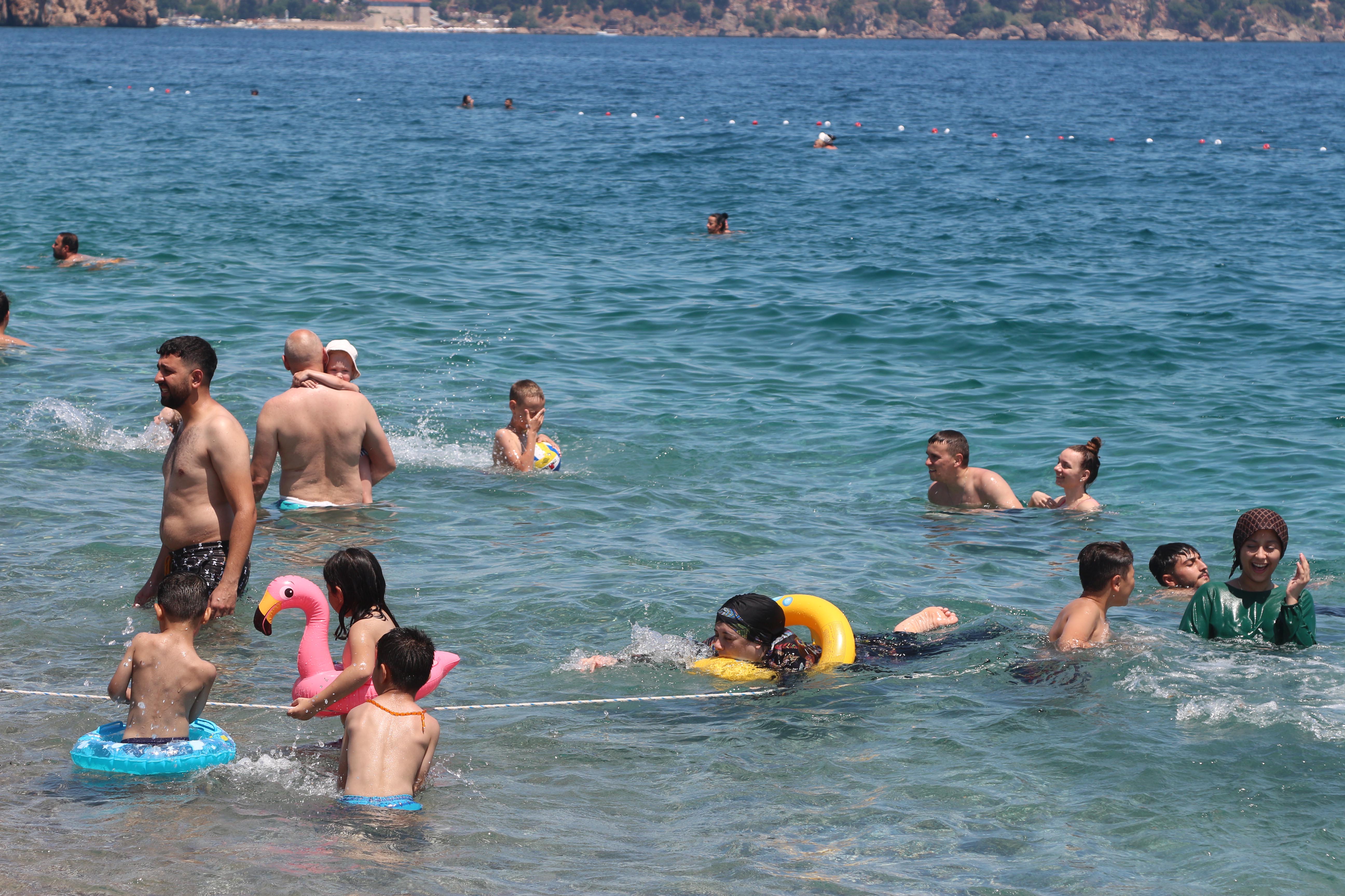 Antalya'da sıcaklık 43 dereceyi buldu, Konyaaltı Sahili doldu - Görsel 9