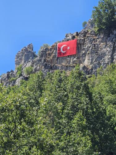 Seydişehir Moil İstasyonu Çalışanları, Kuğulu Park'tan Görülen Zirveye Türk Bayrağı Diktiler - Görsel 1