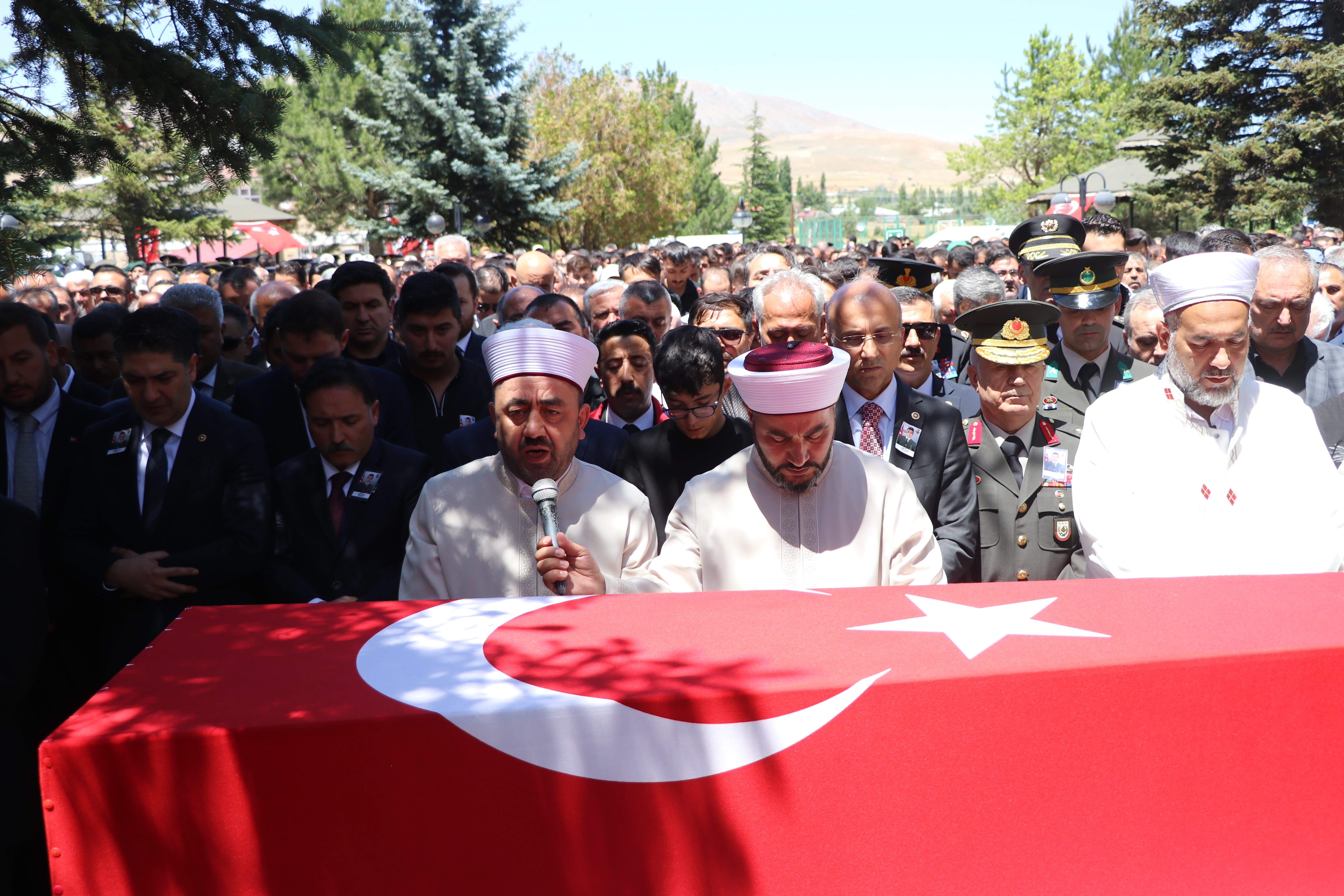 Elinde oyuncağı, şehit babasının tabutuna sarılıp gözyaşı döktü - Görsel 1