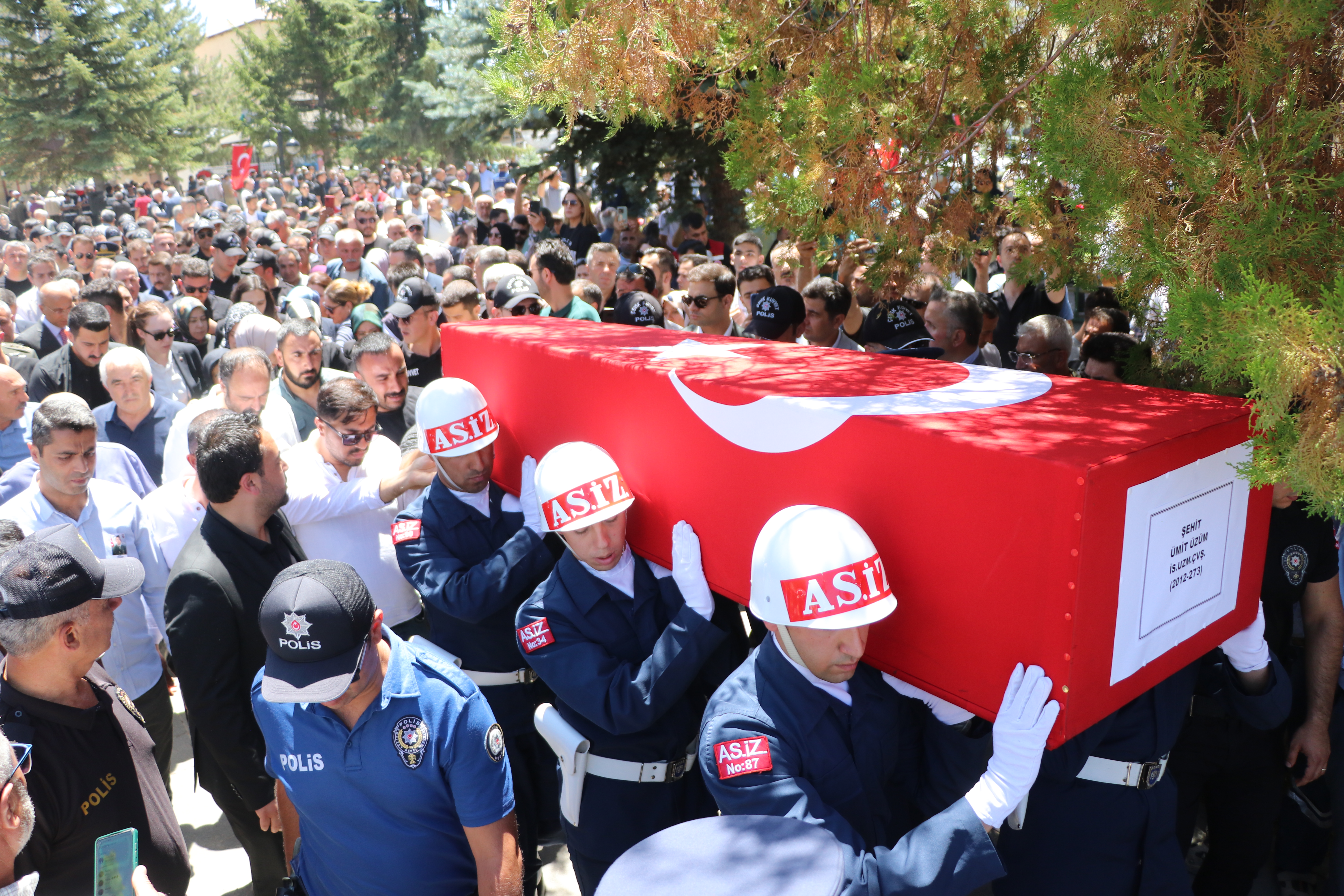 Elinde oyuncağı, şehit babasının tabutuna sarılıp gözyaşı döktü - Görsel 2