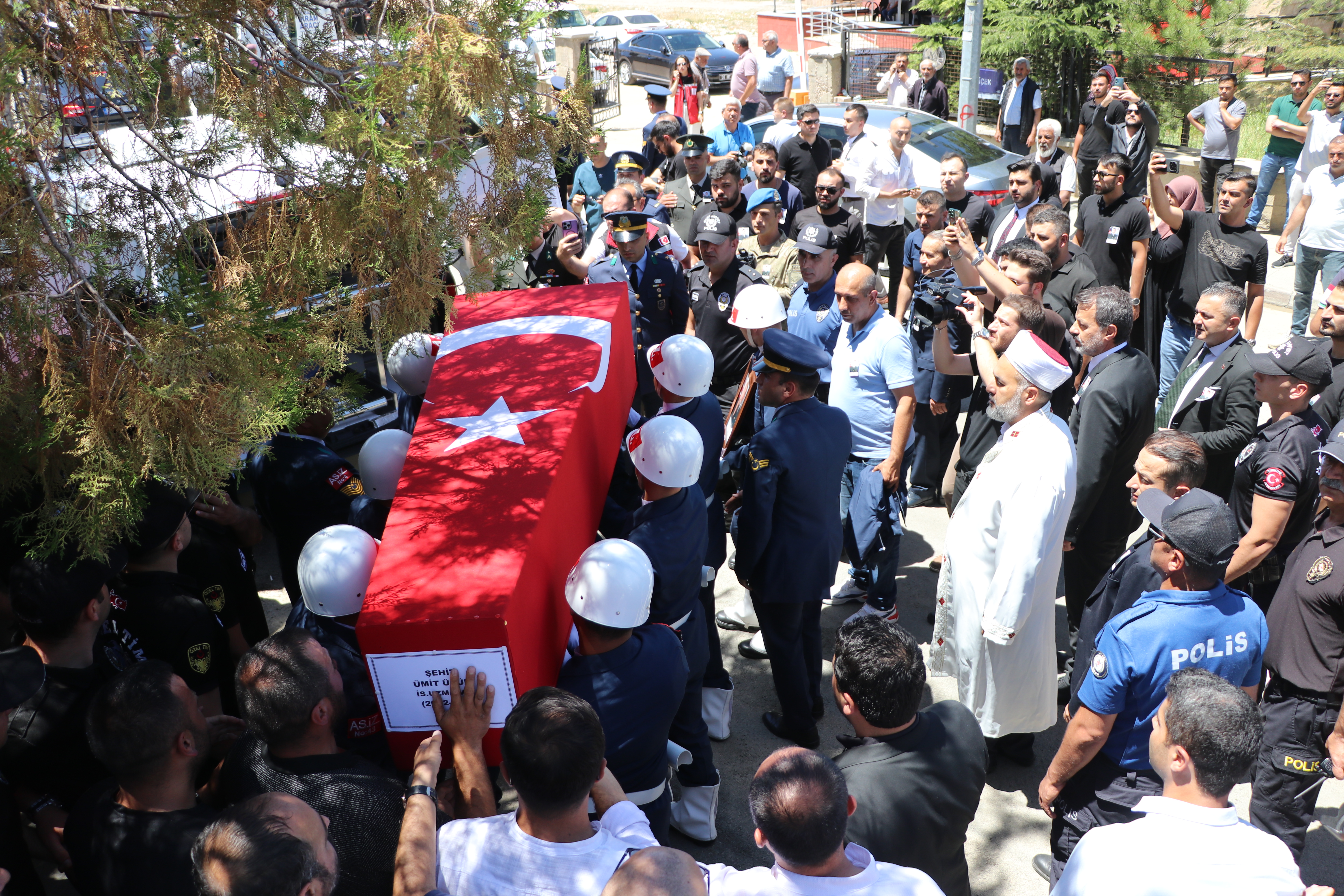 Elinde oyuncağı, şehit babasının tabutuna sarılıp gözyaşı döktü - Görsel 3