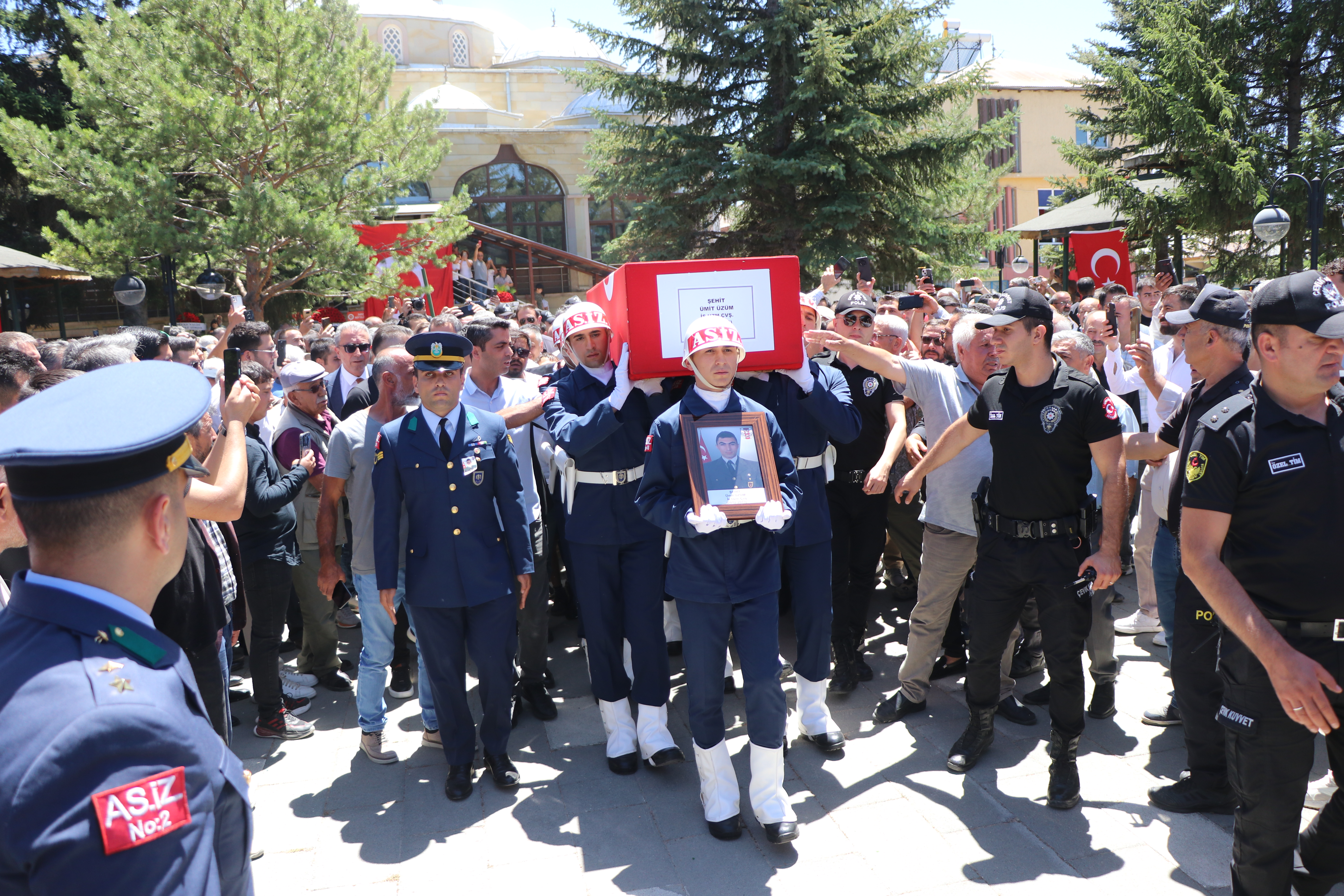 Elinde oyuncağı, şehit babasının tabutuna sarılıp gözyaşı döktü - Görsel 4