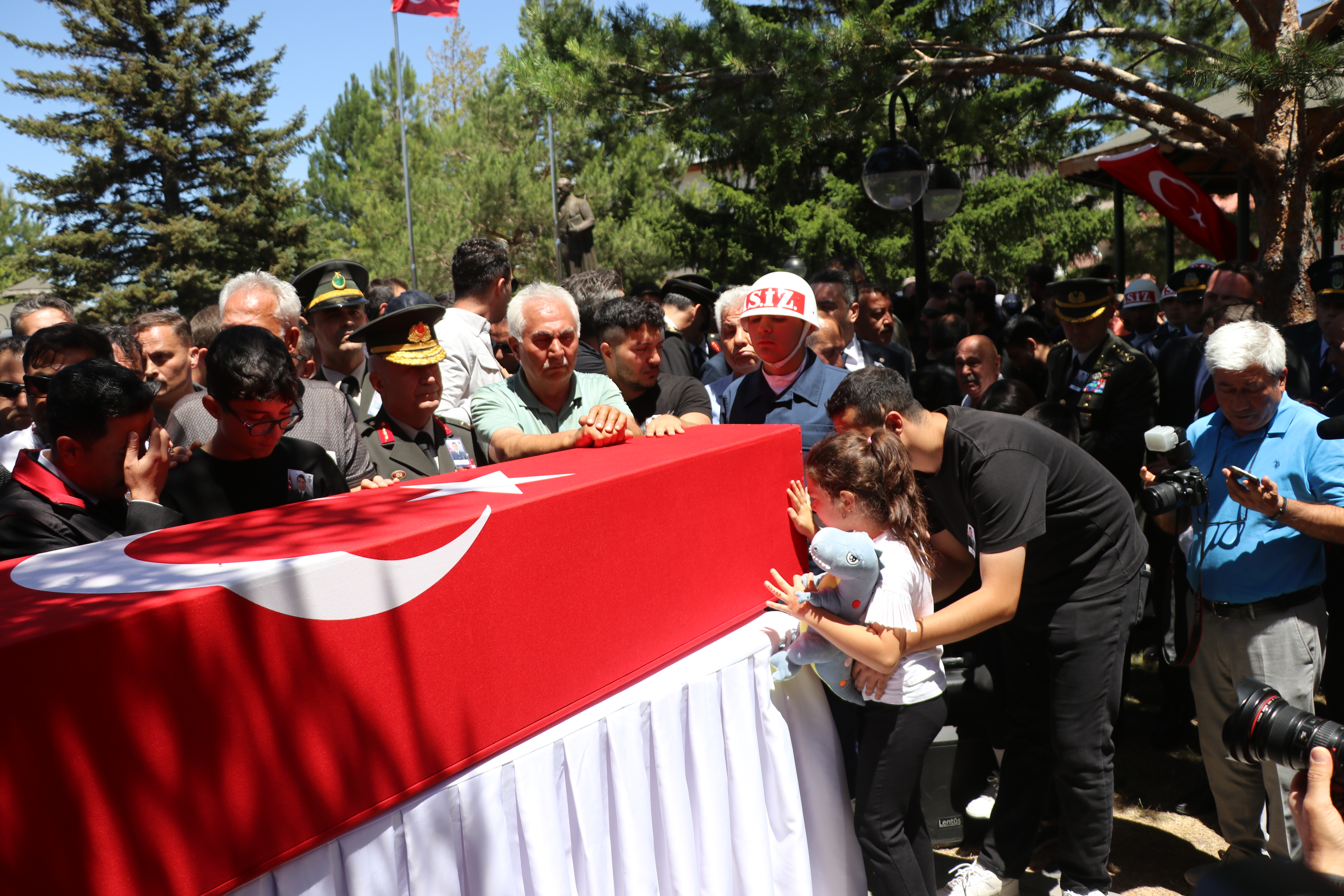 Elinde oyuncağı, şehit babasının tabutuna sarılıp gözyaşı döktü - Görsel 5