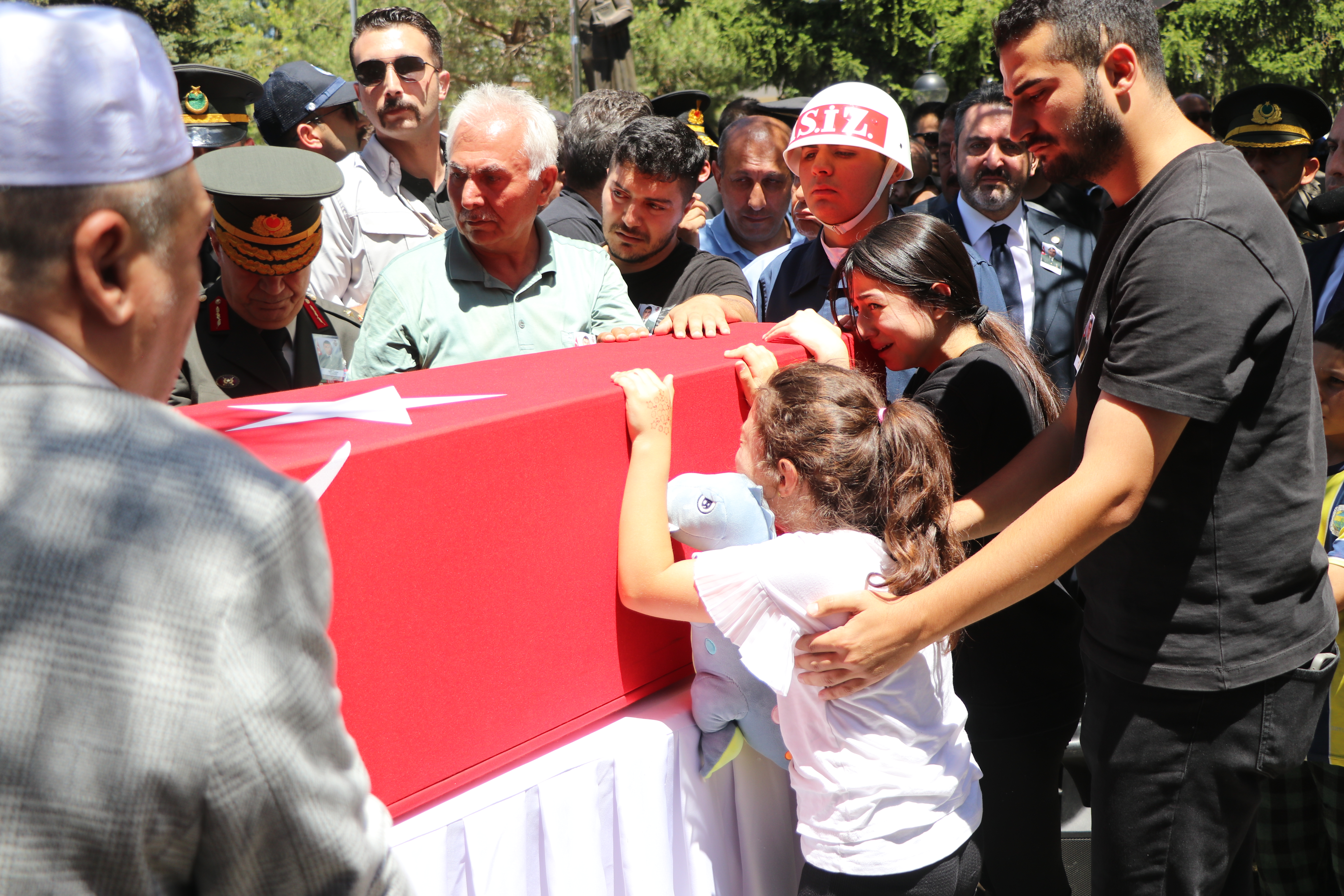 Elinde oyuncağı, şehit babasının tabutuna sarılıp gözyaşı döktü - Görsel 6