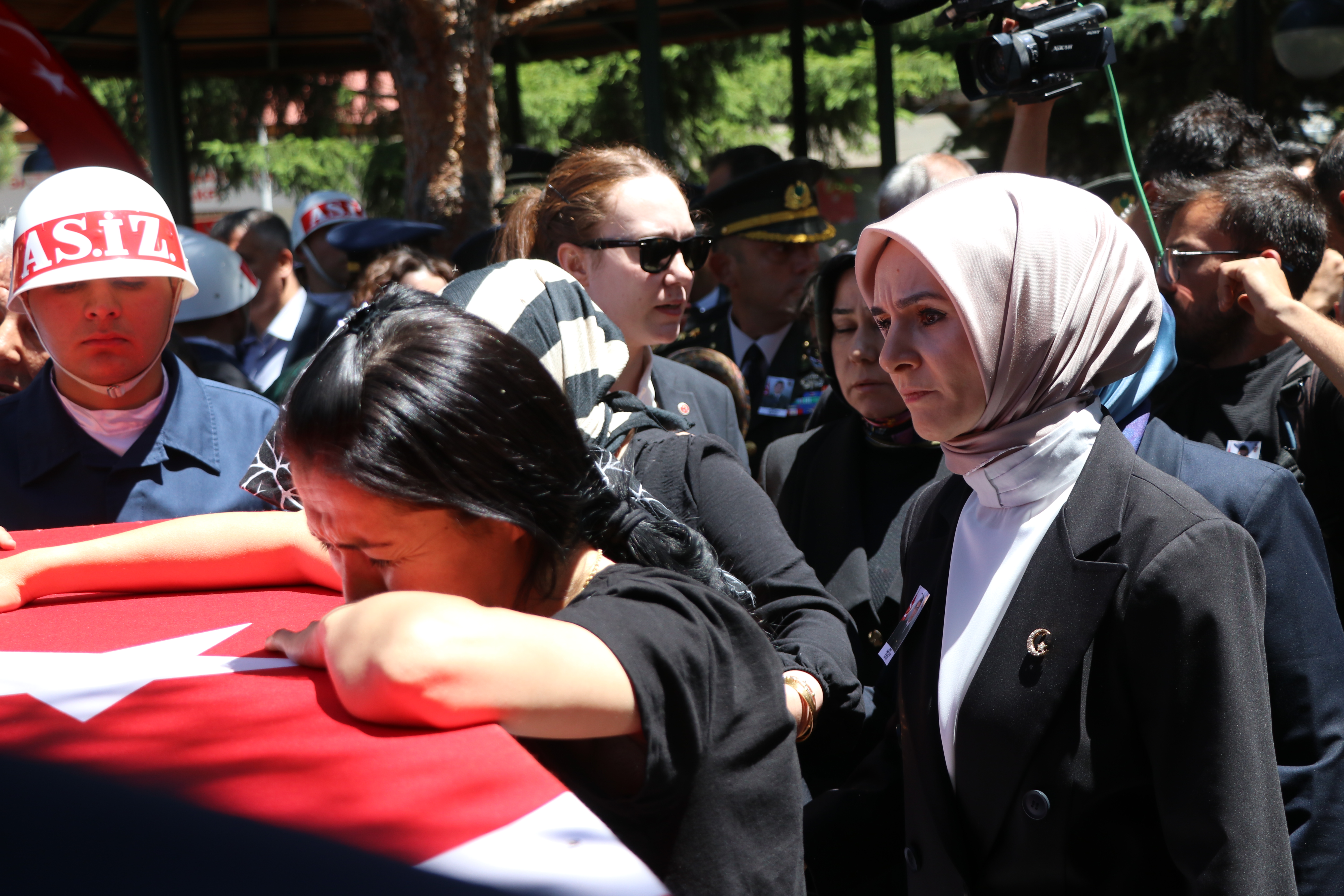 Elinde oyuncağı, şehit babasının tabutuna sarılıp gözyaşı döktü - Görsel 7