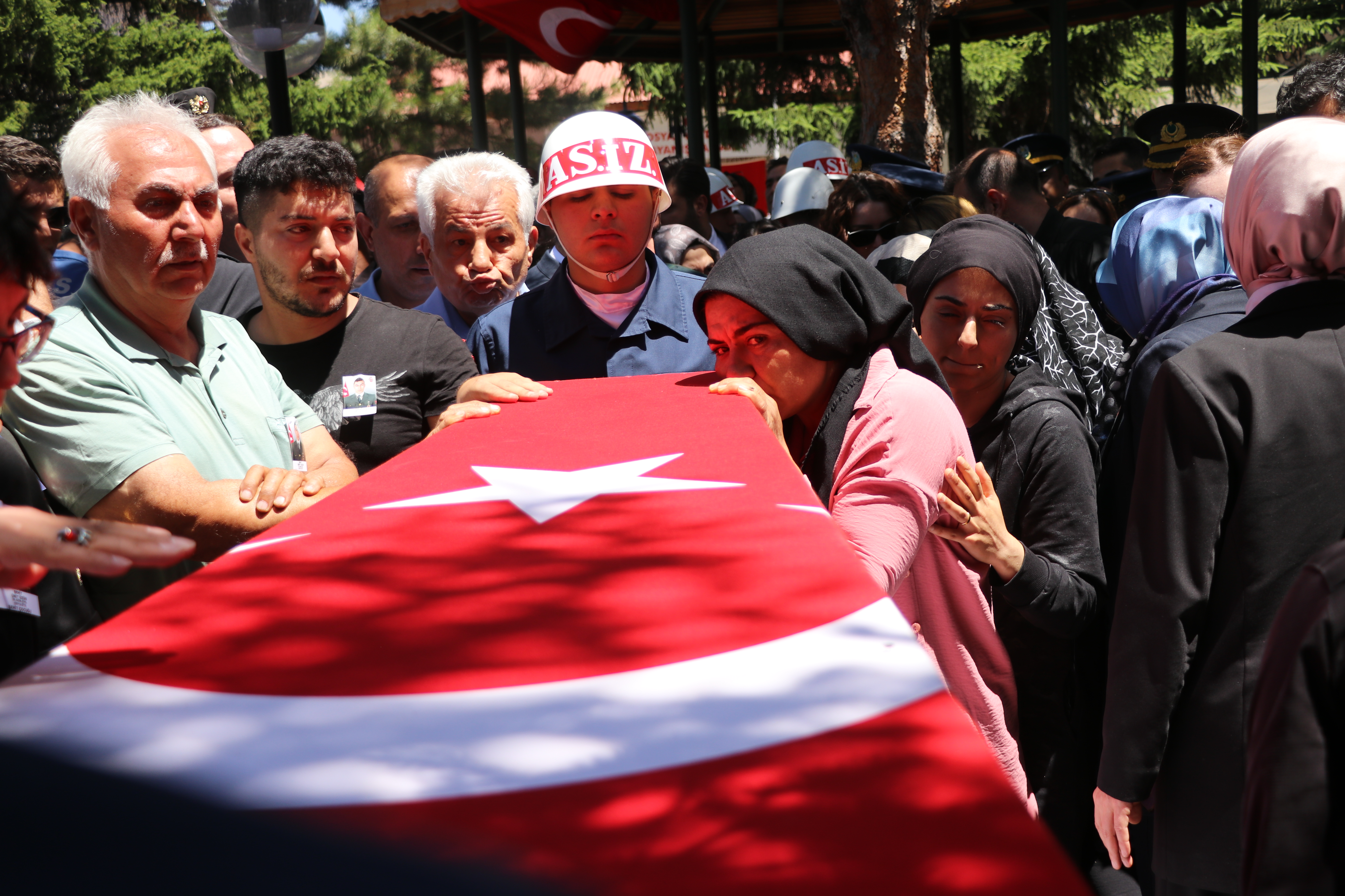 Elinde oyuncağı, şehit babasının tabutuna sarılıp gözyaşı döktü - Görsel 8