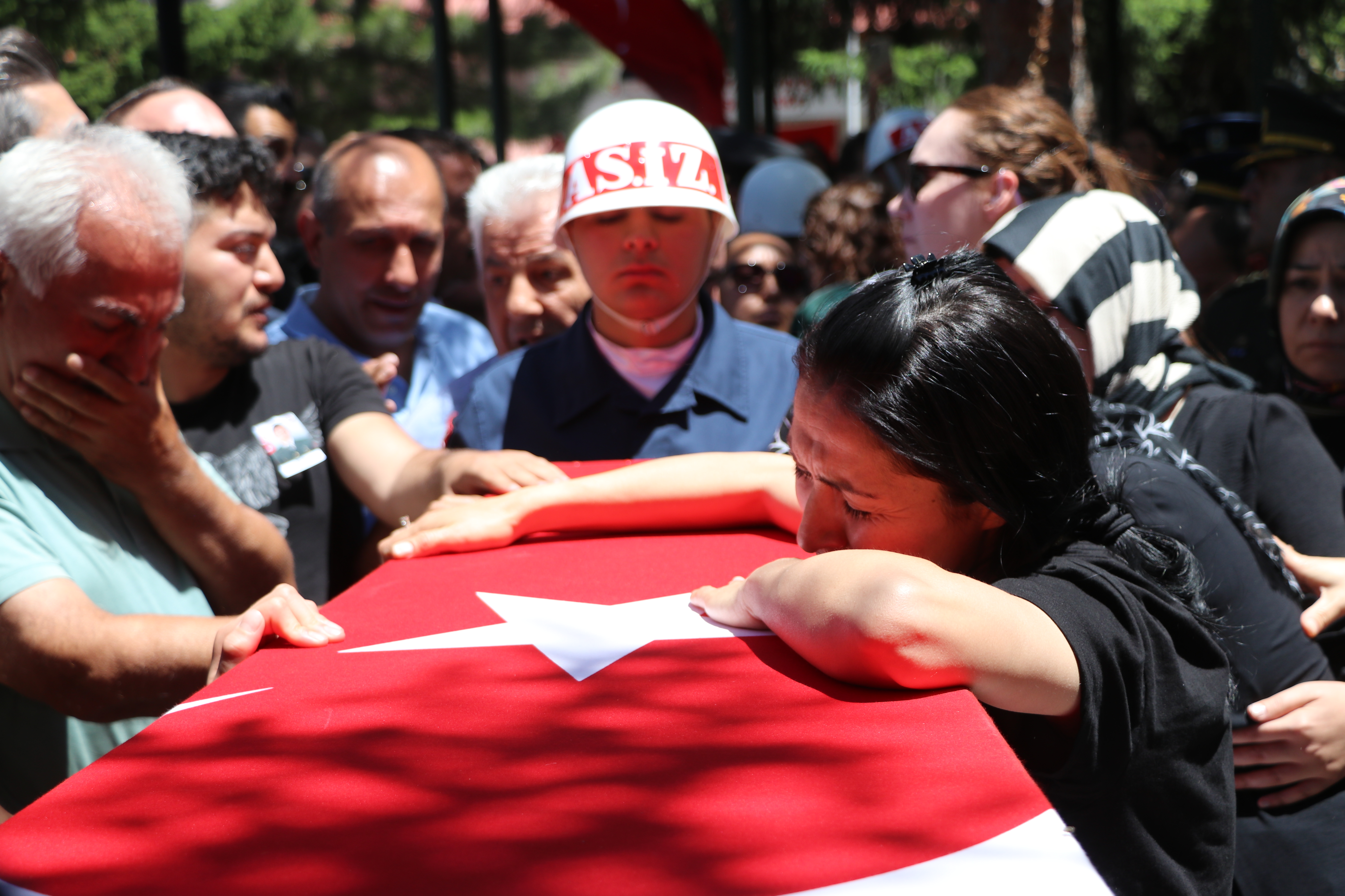 Elinde oyuncağı, şehit babasının tabutuna sarılıp gözyaşı döktü - Görsel 9