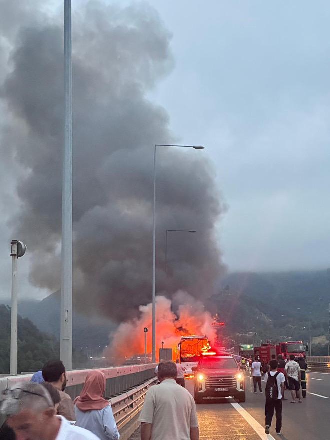 Bolu'da Yolcu otobüsü alev alev yandı - Görsel 3