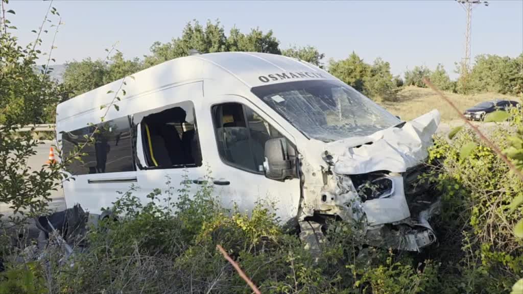 Çorum'da yolcu minibüsü ile otomobil çarpıştı, 11 kişi yaralandı - Görsel 1